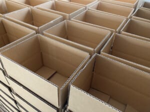 倉庫に並ぶ空の段ボール箱。出荷前のピッキング・梱包作業のイメージ